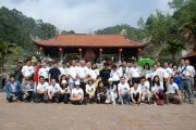 Thầy trò võ đường chụp ảnh kỷ niệm tại sân đền thờ Nguyễn Trãi (27/02/2011)